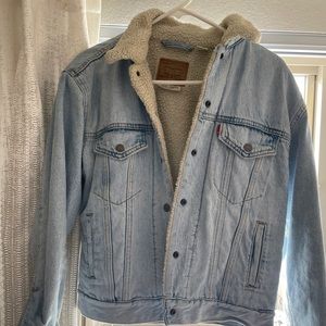 Levi’s Premium light wash blue denim Sherpa Trucker snap up jean jacket size S